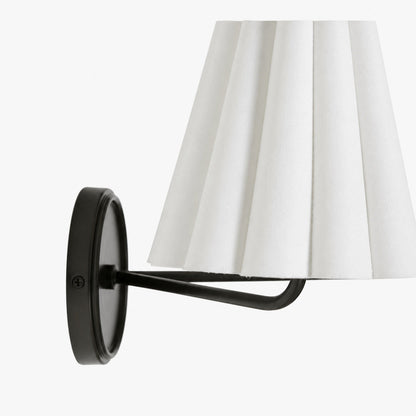 Ruffmeto Fabric Wall Sconce – Featuring Pleated Detailing on a Sculptural Metal Frame for Study or Hallway