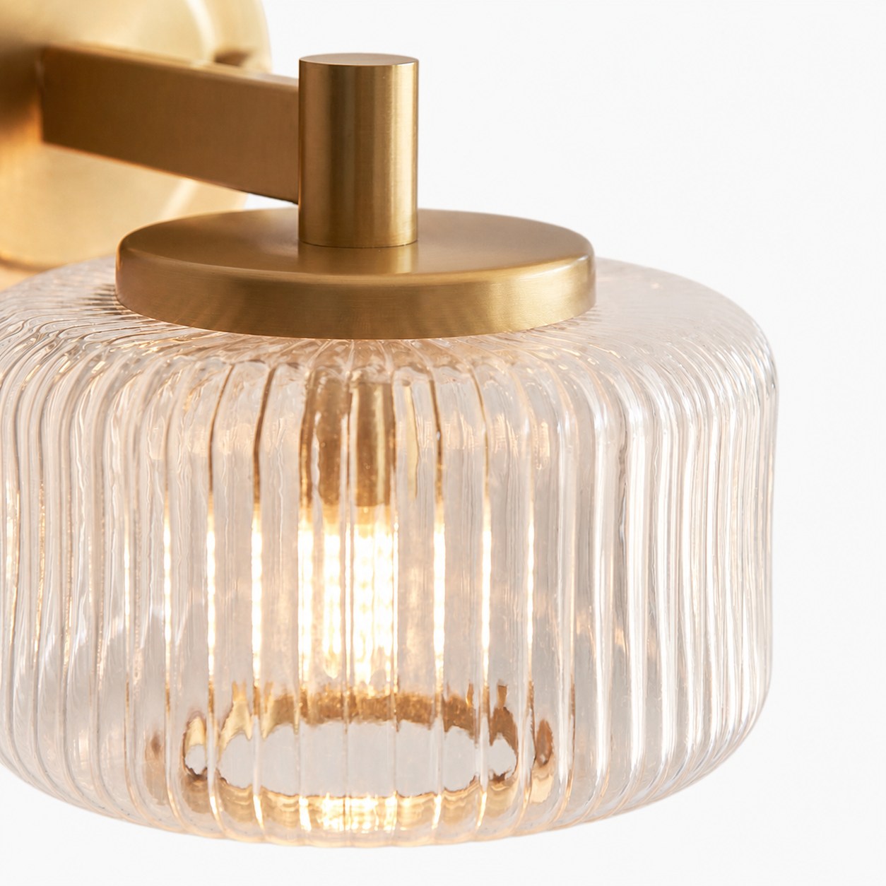 Canovus Wandleuchte mit geripptem Glasschirm – Elegante Messing-Wandleuchte für die Wohnzimmerbeleuchtung