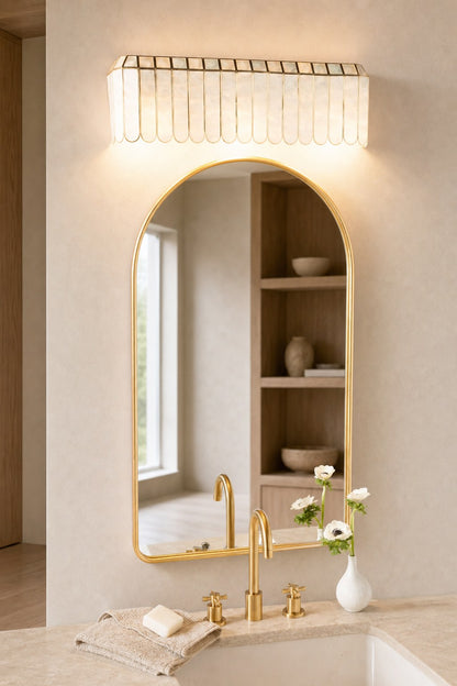 Lumica Capiz Facetten-Wandleuchte – Wandleuchte aus Messing und Eisen in Gold-Finish