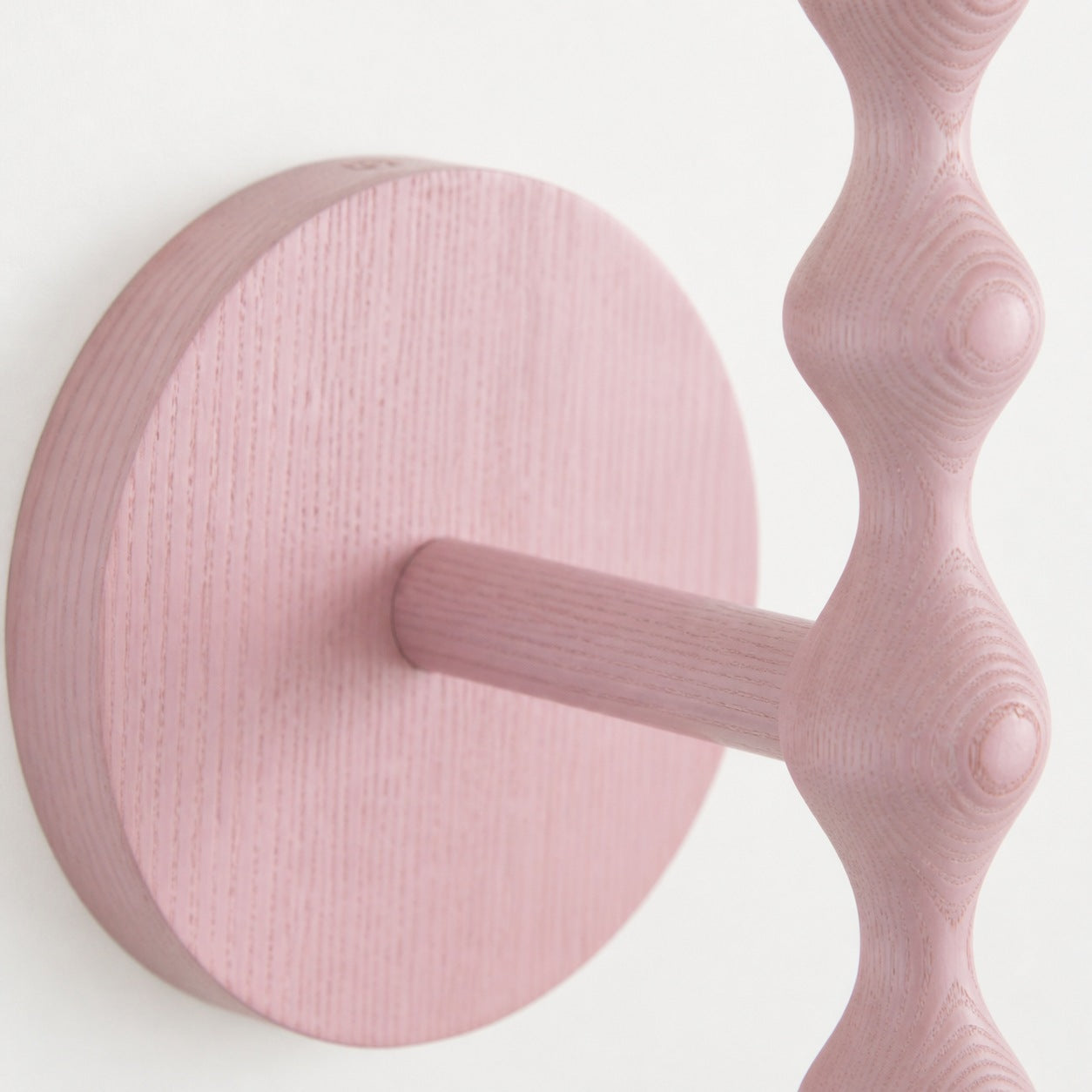 Savara Moderne Wandleuchte mit gebogenem Sockel – Sanfter, diffuser Stoffschirm für Flure und Wohnzimmer