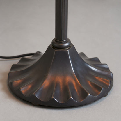 TF Fargo Geometrische Tiffany-Lampe – Akzentbeleuchtung aus bernsteinfarbenem und cremefarbenem Glas für Schlafzimmer oder Arbeitszimmer