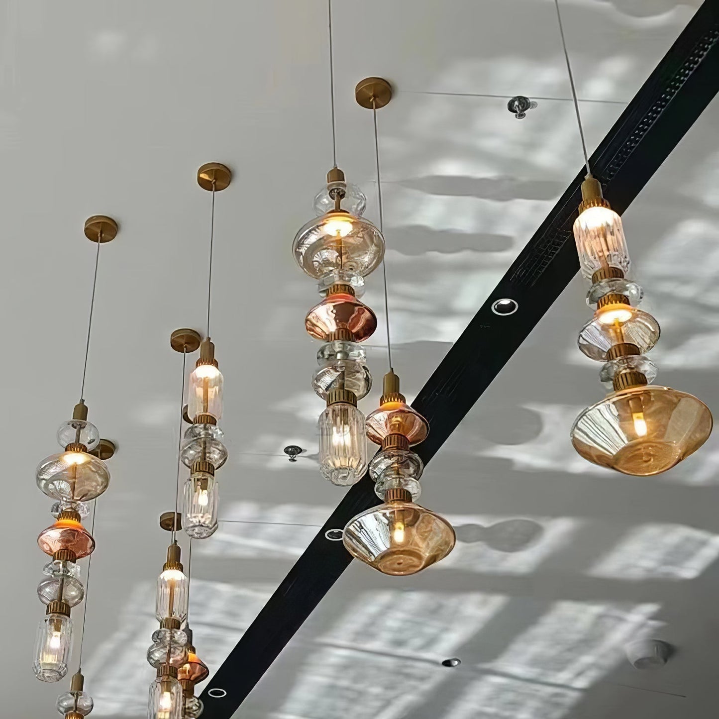 Minimalistische Ballett-Pendelleuchte - Eisen-Metall-Glas-Gold-Bernstein-Innenbeleuchtung