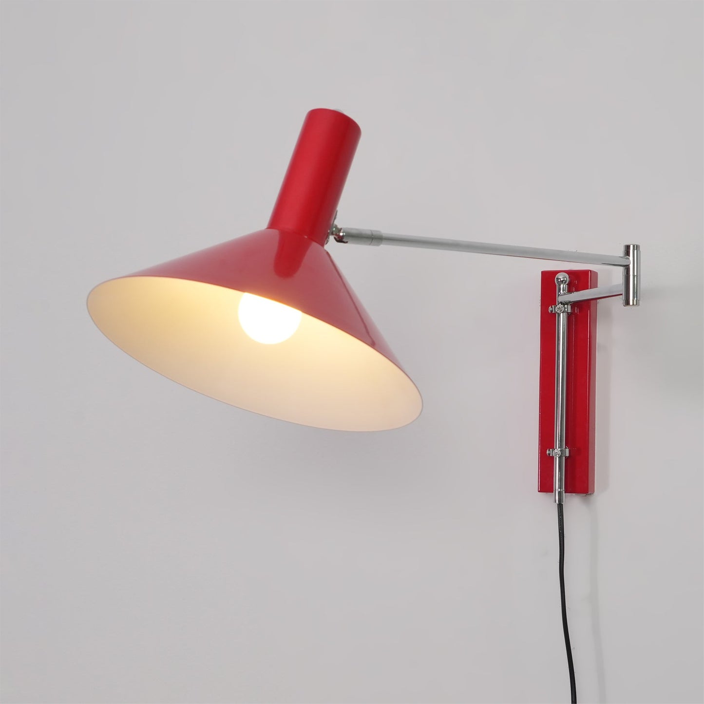 Moderne Bauhaus Schwenkbare Wandleuchte für Esstisch mit Kabel und Stecker
