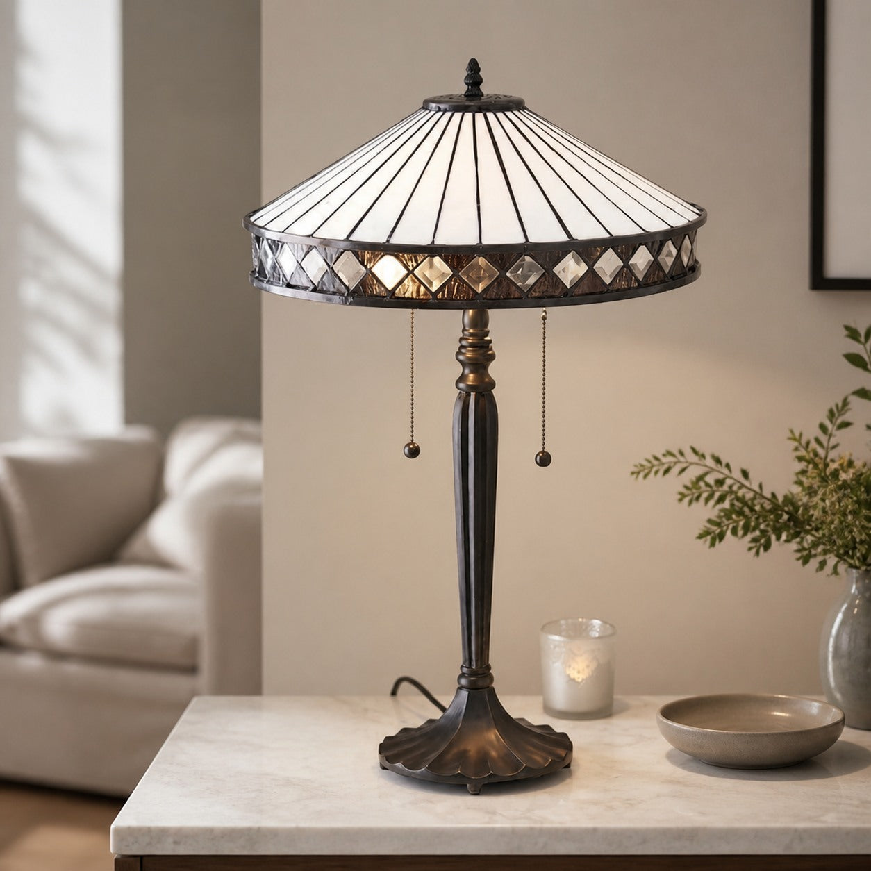 TF Fargo Geometrische Tiffany-Lampe – Akzentbeleuchtung aus bernsteinfarbenem und cremefarbenem Glas für Schlafzimmer oder Arbeitszimmer