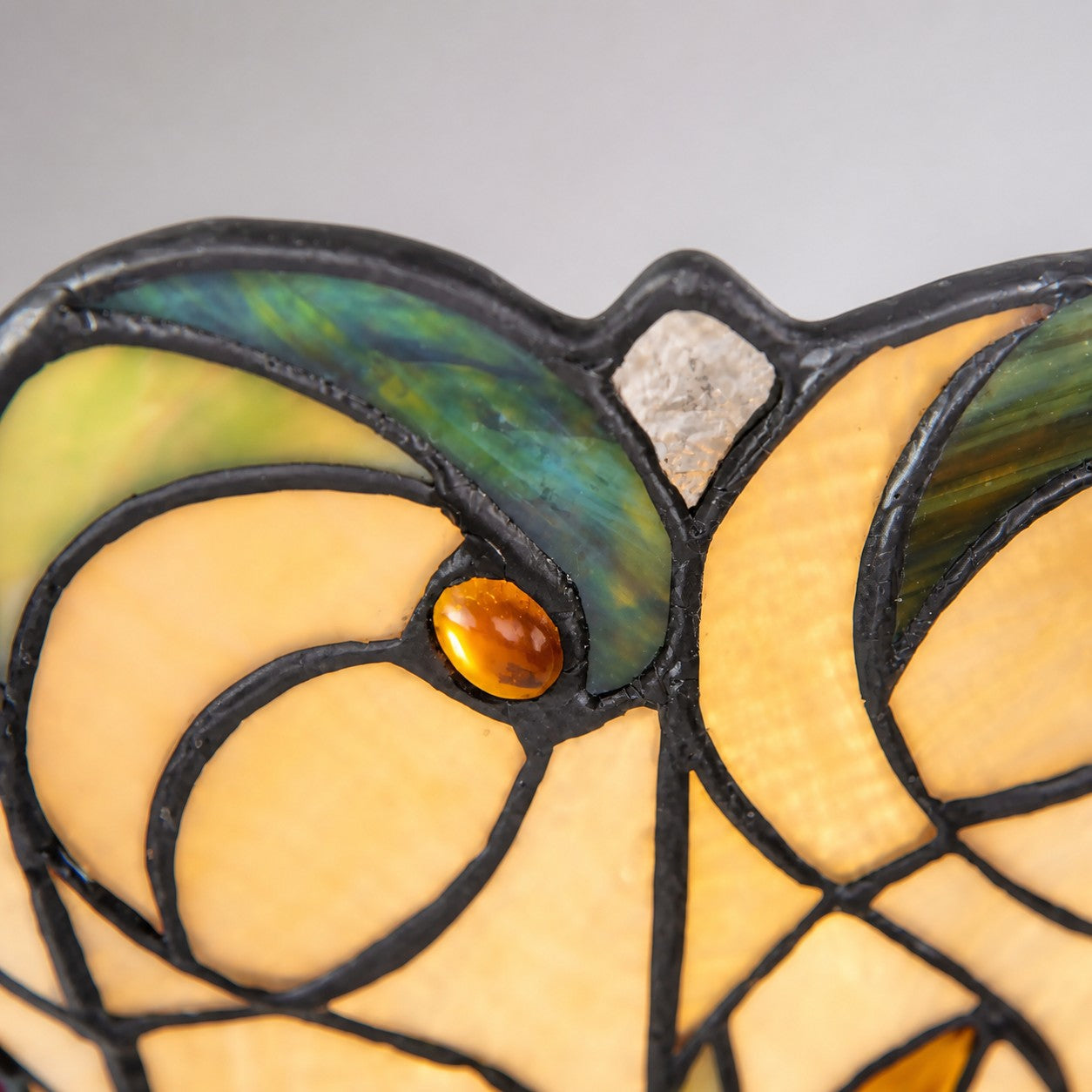 TF Jamelia Art Nouveau Wandleuchte mit abgeschrägtem Glasschirm – Metall-Glas-Leuchte für Flur oder Schlafzimmer