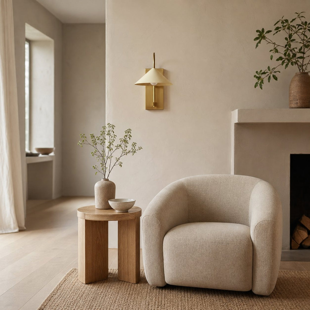 Conique Minimalistische Wandleuchte aus Metall – Skulpturale Bogenleuchte aus Messing für moderne Innenräume