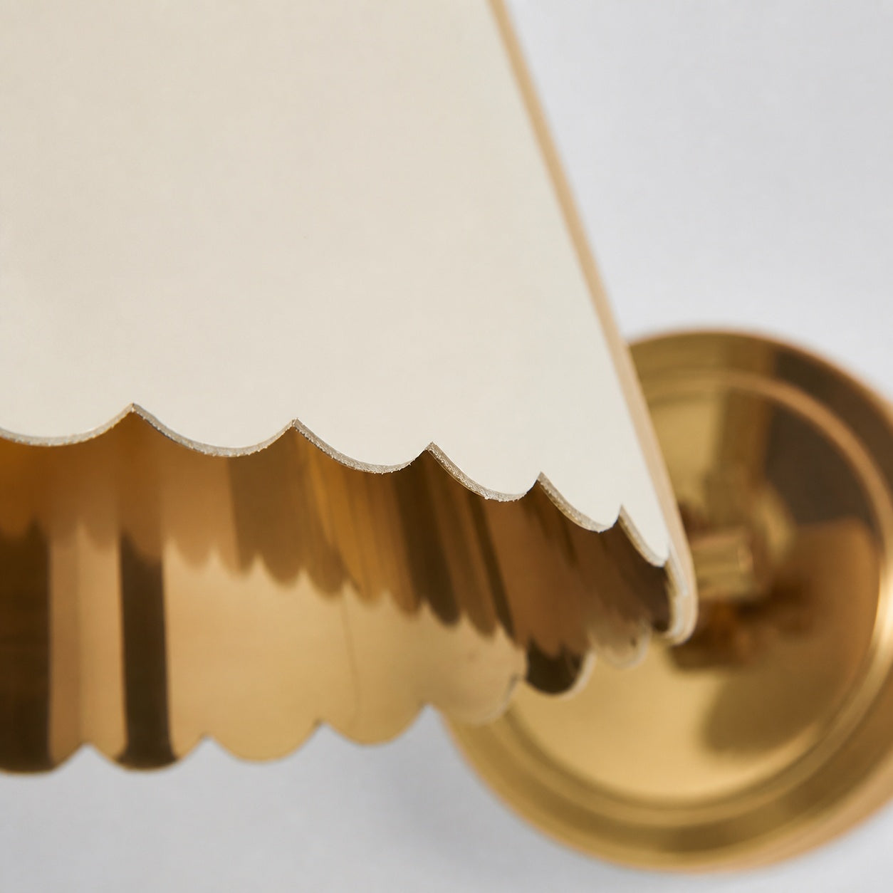 Foldray Scalloped Task Sconce – Wandleuchte aus Leder für Zuhause
