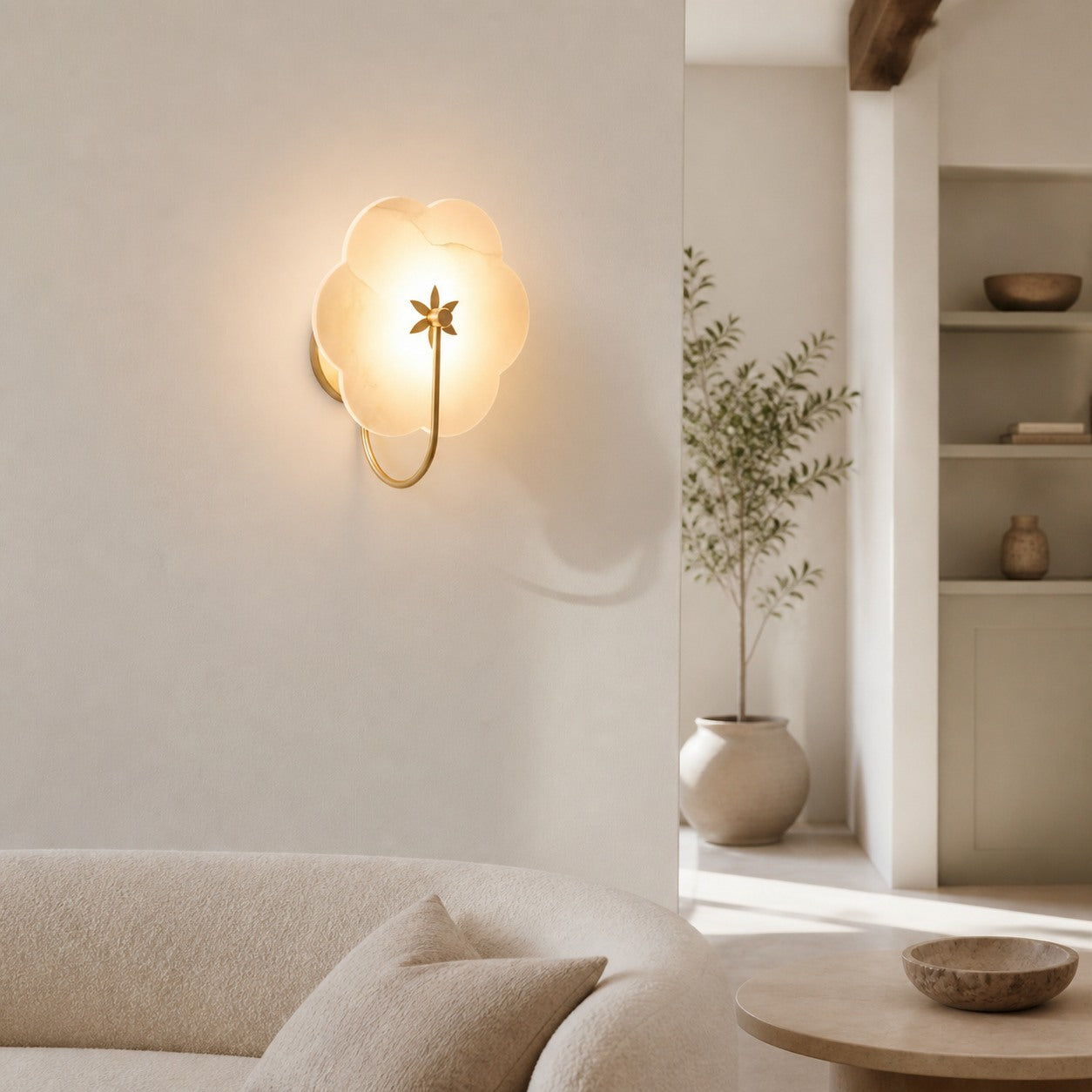 Albi Alabaster-Wandleuchte – Die eingravierten floralen Konturen eignen sich für Wohn- oder Schlafzimmer.