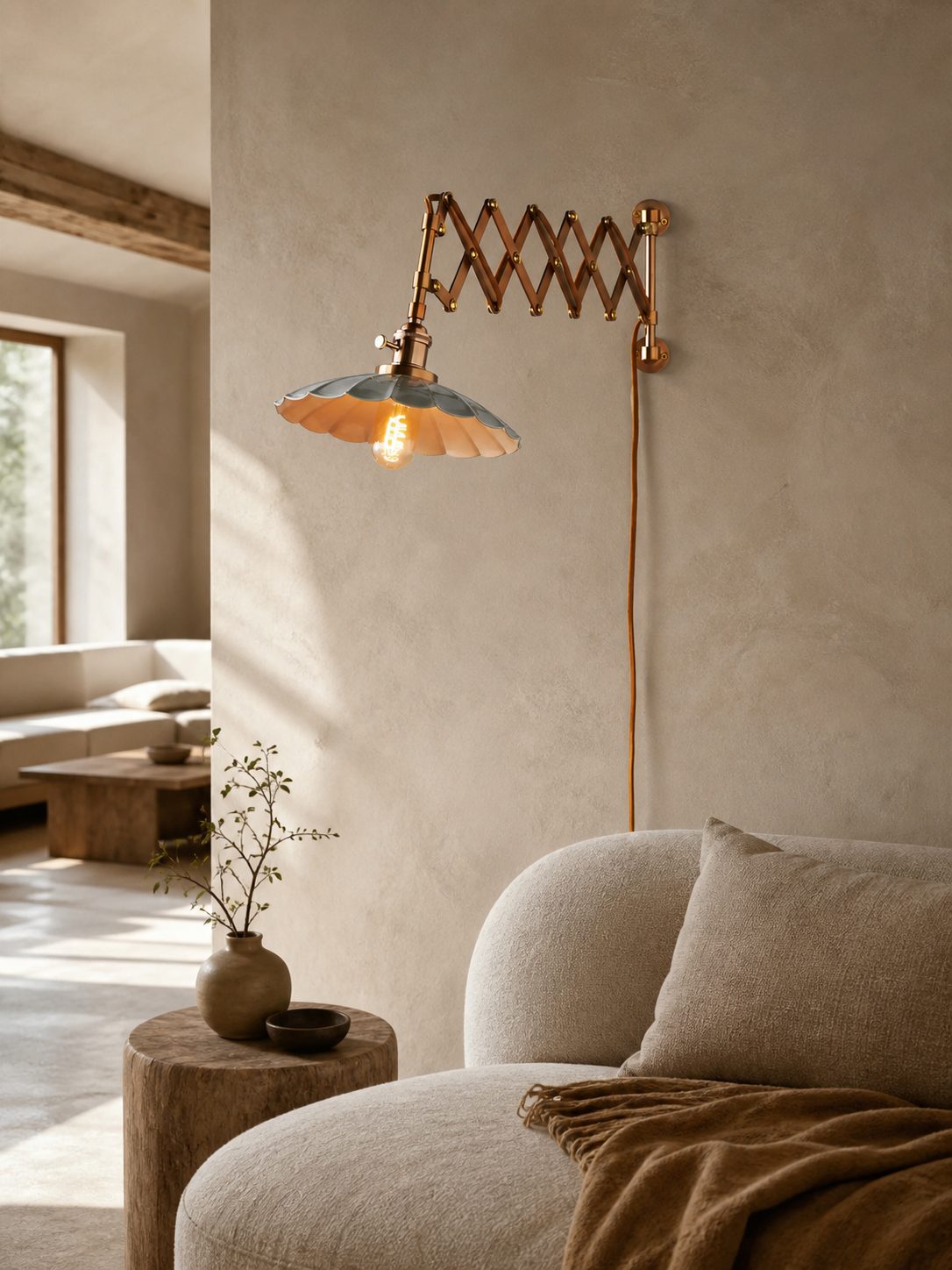 Furium Scalloped Accordian Plug-In Sconce - Messing Wandleuchte Elegance