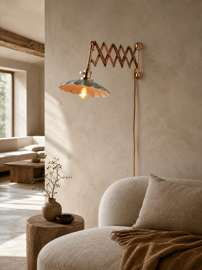 Furium Scalloped Accordian Plug-In Sconce - Messing Wandleuchte Elegance