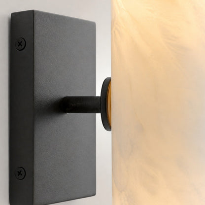 Wolvina Wandleuchte aus natürlichem Marmor mit glatten Metalldetails