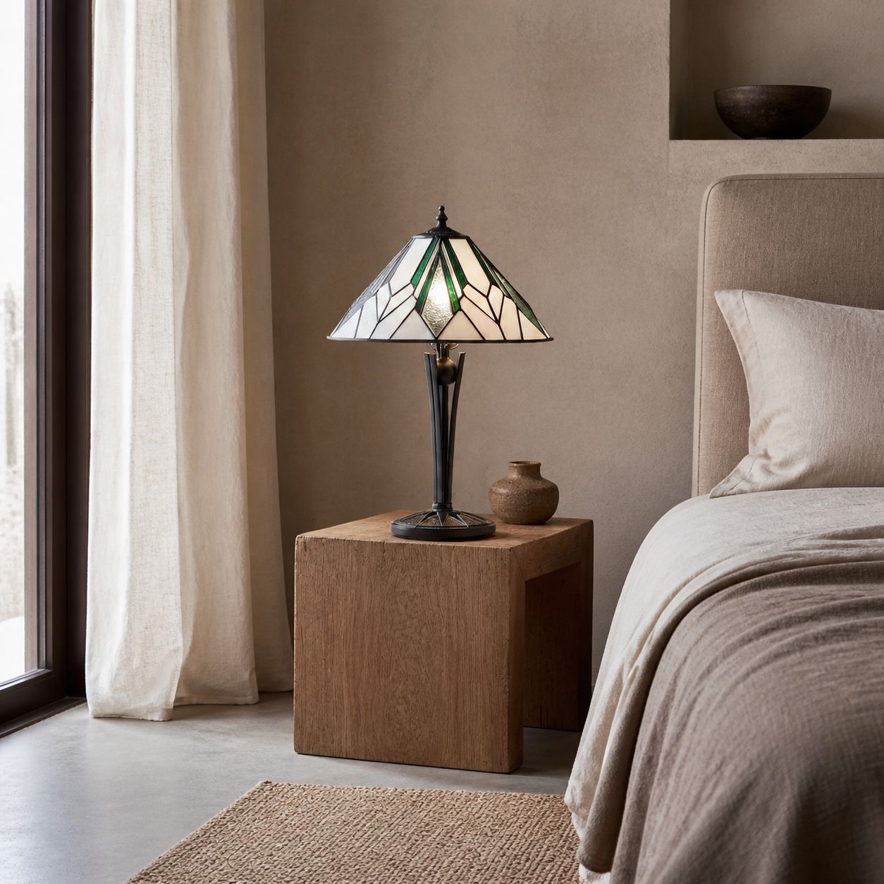 TF Astoria Art Deco Tischleuchte aus Buntglas – Facettierter und irisierender Schirm für Schlaf- oder Wohnzimmer