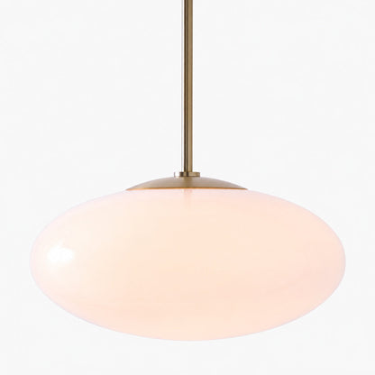 Die elegante ovale Pendelleuchte Ovalitus sorgt für stimmungsvolles Licht an der Kücheninsel.