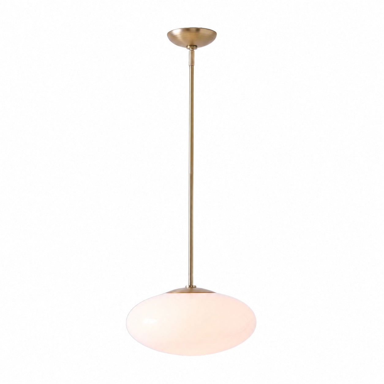Die elegante ovale Pendelleuchte Ovalitus sorgt für stimmungsvolles Licht an der Kücheninsel.