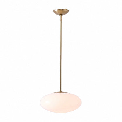 Die elegante ovale Pendelleuchte Ovalitus sorgt für stimmungsvolles Licht an der Kücheninsel.
