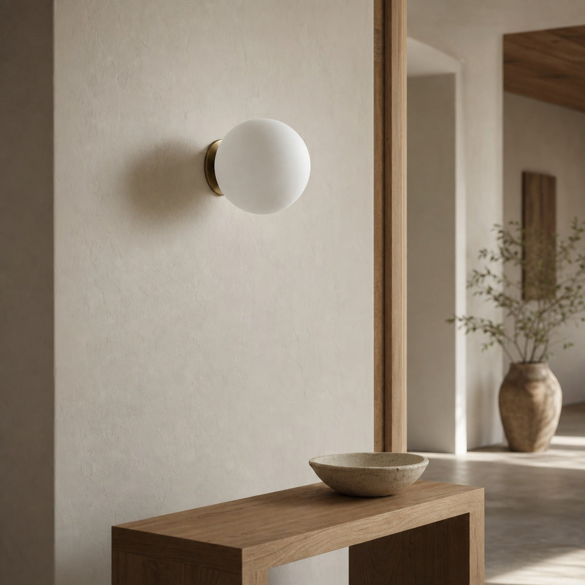 Glorica Wandleuchte aus Glas und Messing – mattierte Kugel, klassisches Licht für warmes Ambiente