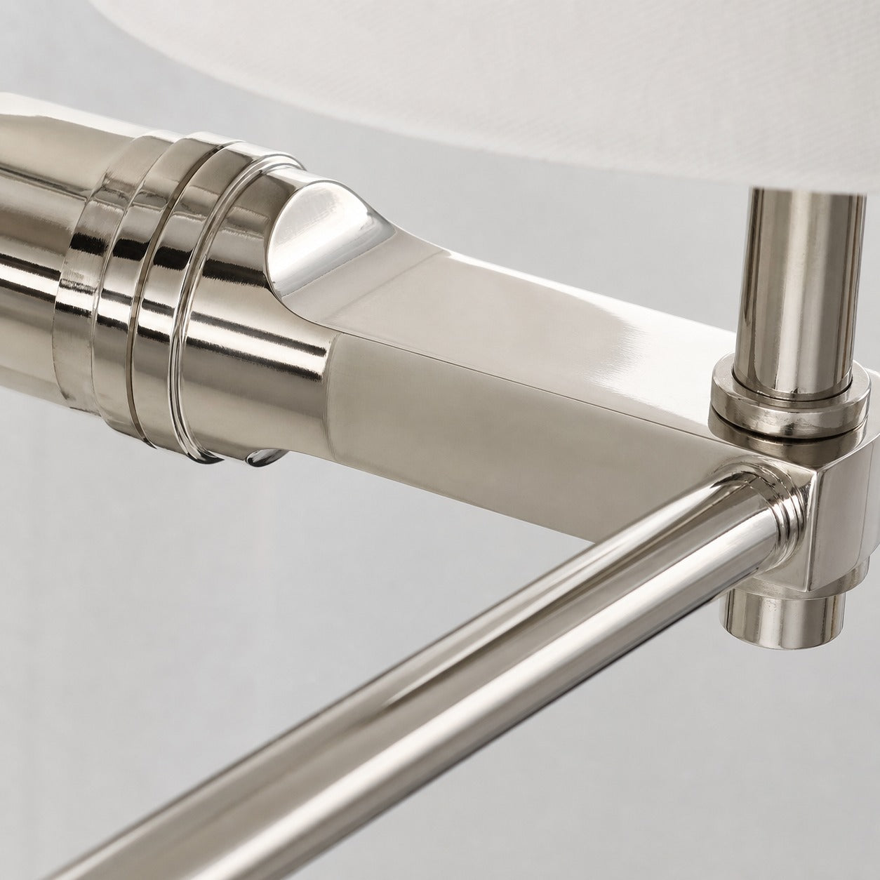 Everett Modernes Metall Wandlicht mit Stoffschirm - Ideal für Bad oder Wohnbereiche