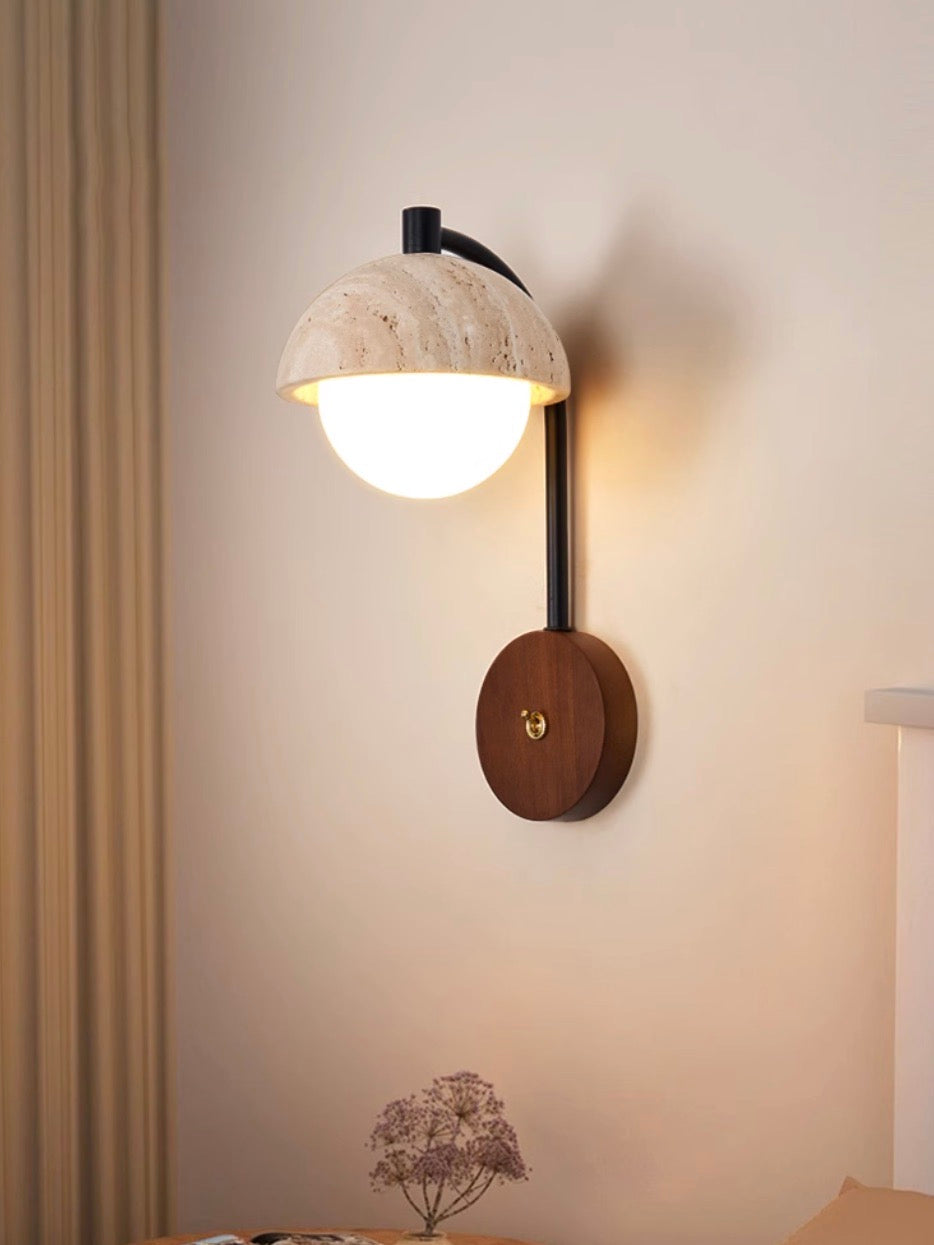 Wandleuchte aus Travertin im Wabi Sabi Stil mit Halbkugel Design für Wohnzimmer und Schlafzimmer