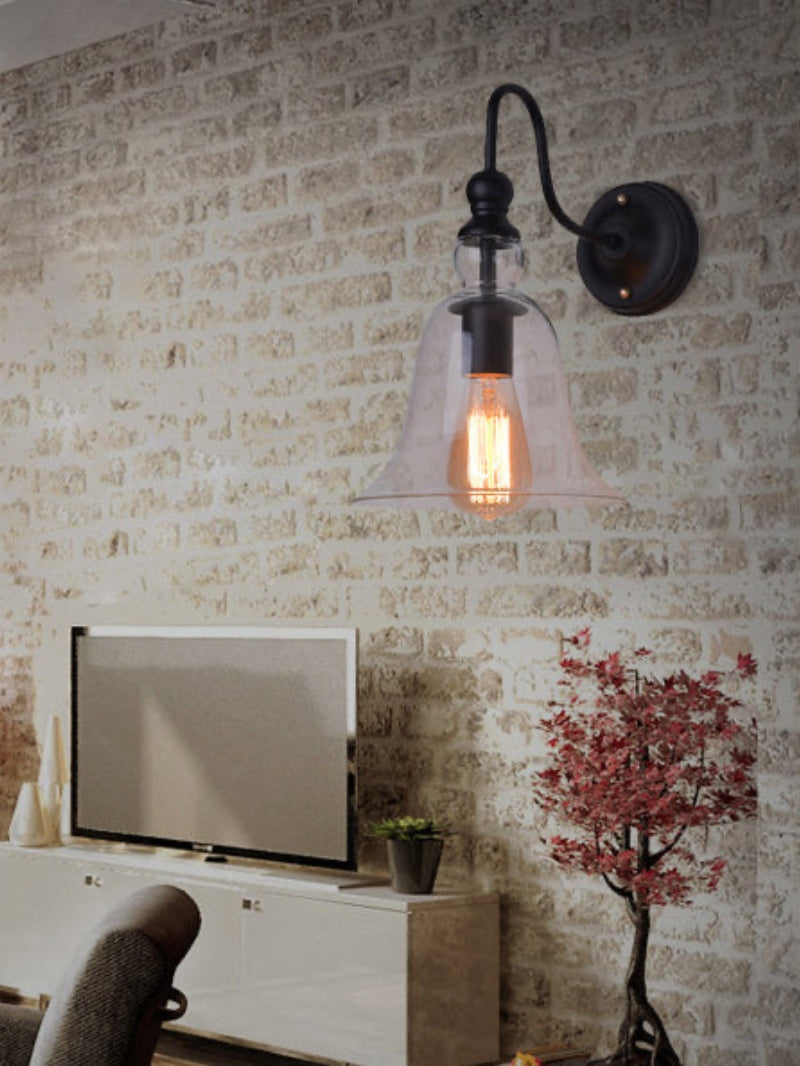 Moderne Wandleuchte im Industriestil mit Uhr und klarem Glas