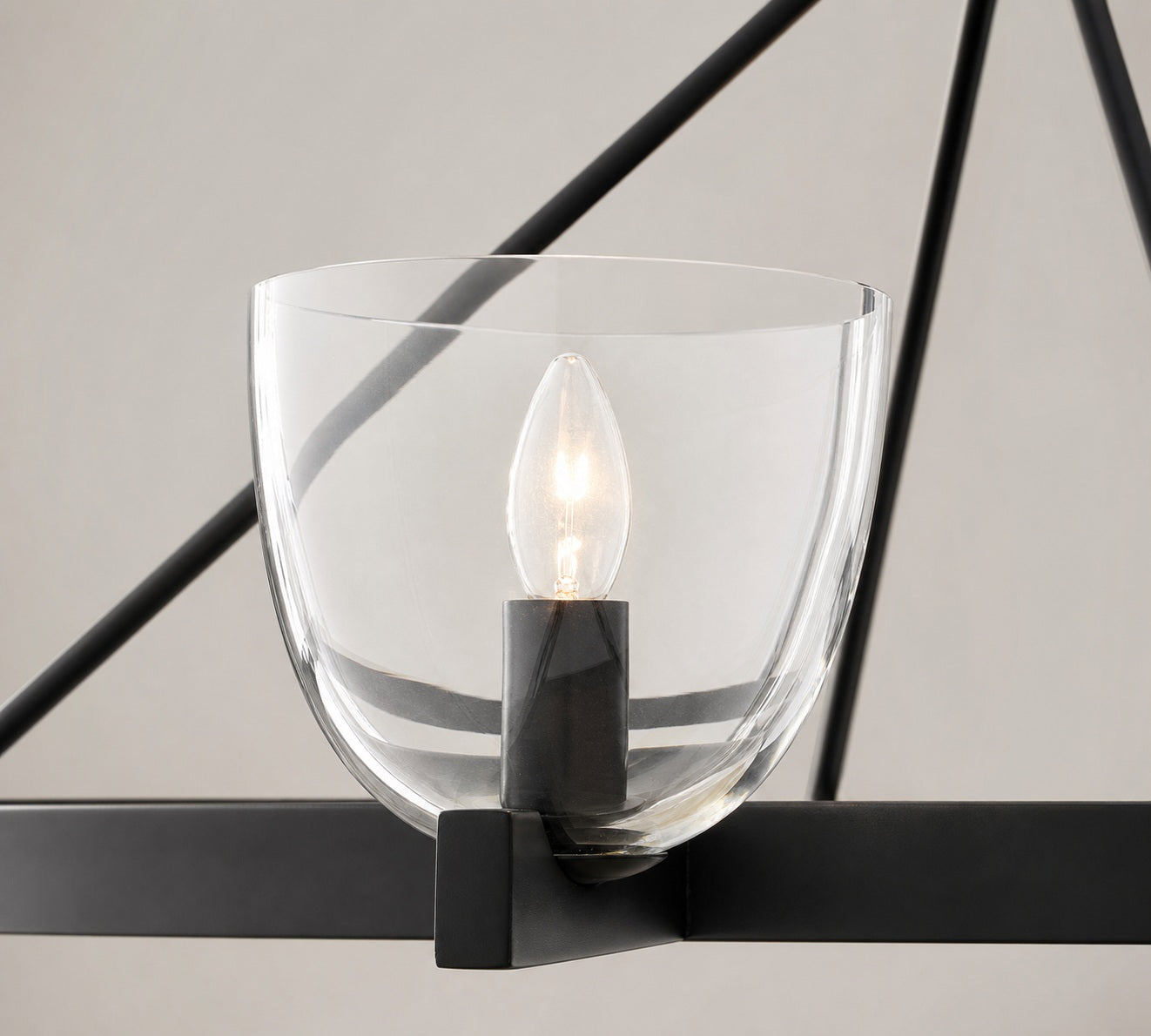 Auria Kronleuchter aus mundgeblasenem Glas und Metall – modernes Messingdesign