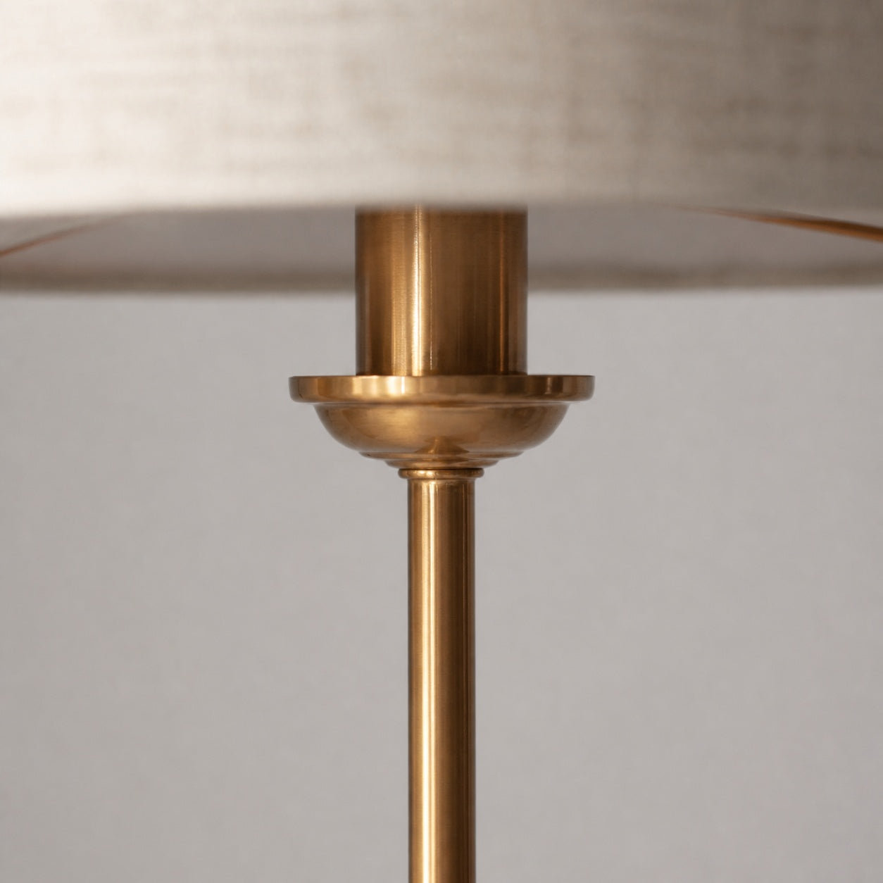 Tela Tischleuchte mit 1 oder 3 Leuchten – Modernes Leinen- und Metalldesign für Nachttisch oder Wohnzimmer