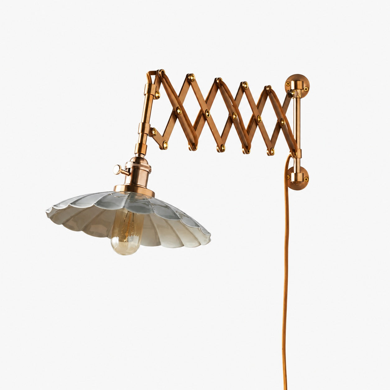 Furium Scalloped Accordian Plug-In Sconce - Messing Wandleuchte Elegance
