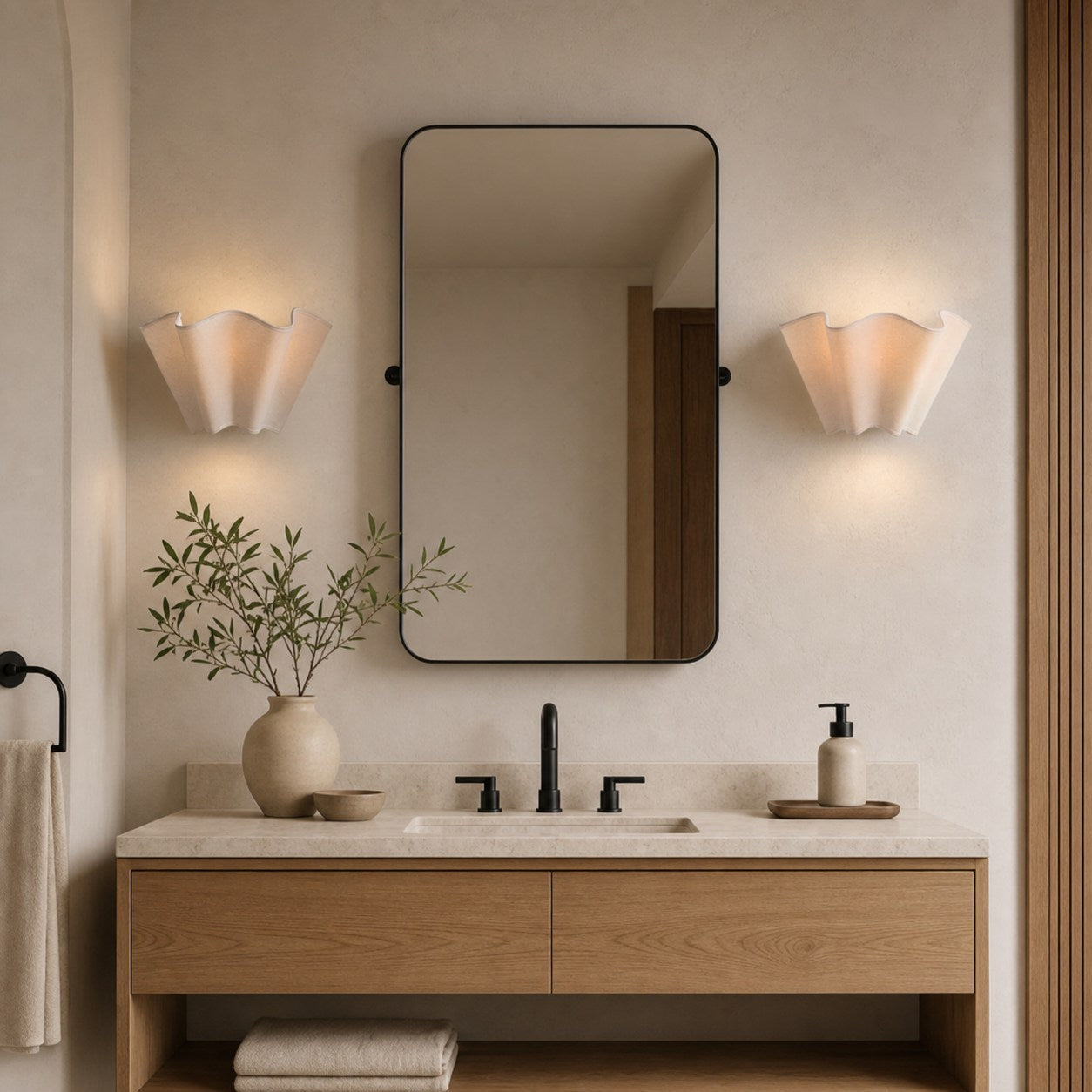 Oslan Skulpturale Plug in Wandlampe - Moderne Wandleuchte mit gewelltem Leinenlampenschirm