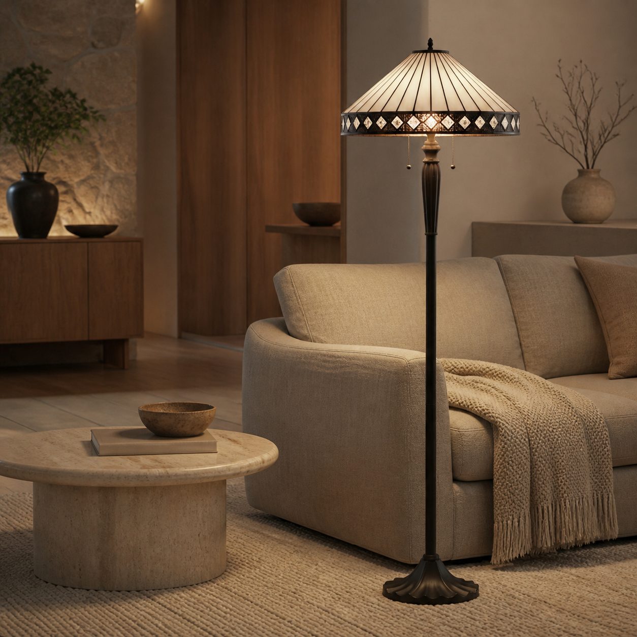 TF Fargo Geometrische Tiffany-Lampe – Akzentbeleuchtung aus bernsteinfarbenem und cremefarbenem Glas für Schlafzimmer oder Arbeitszimmer