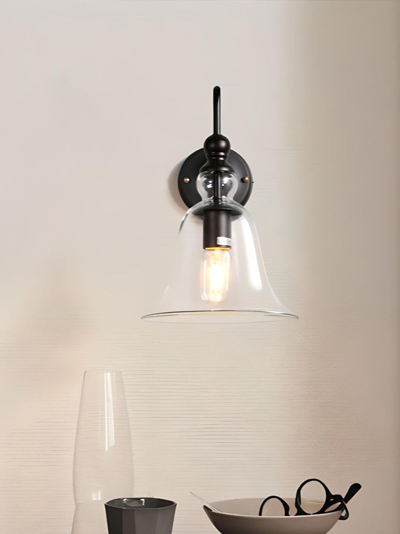 Moderne Wandleuchte im Industriestil mit Uhr und klarem Glas