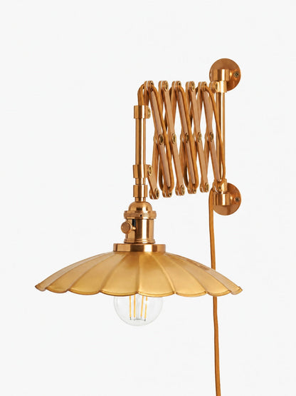 Furium Scalloped Accordian Plug-In Sconce - Messing Wandleuchte Elegance