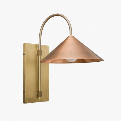 Conique Minimalistische Wandleuchte aus Metall – Skulpturale Bogenleuchte aus Messing für moderne Innenräume