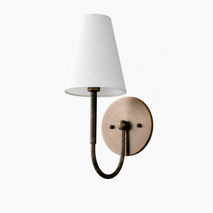 Traditionelle Wandleuchte der Curva Metal Collection – Messing-Finish mit Schirm