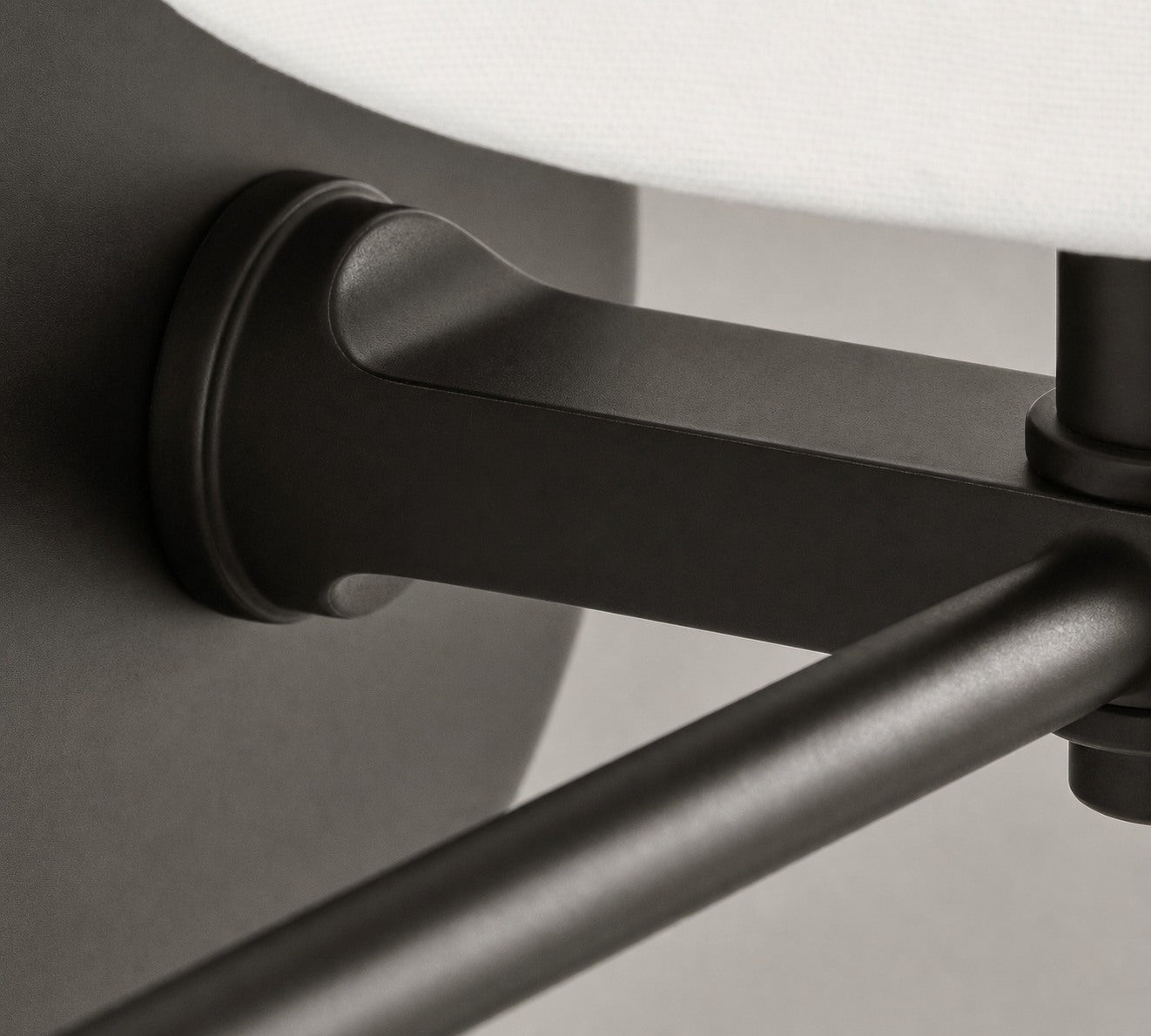 Everett Modernes Metall Wandlicht mit Stoffschirm - Ideal für Bad oder Wohnbereiche