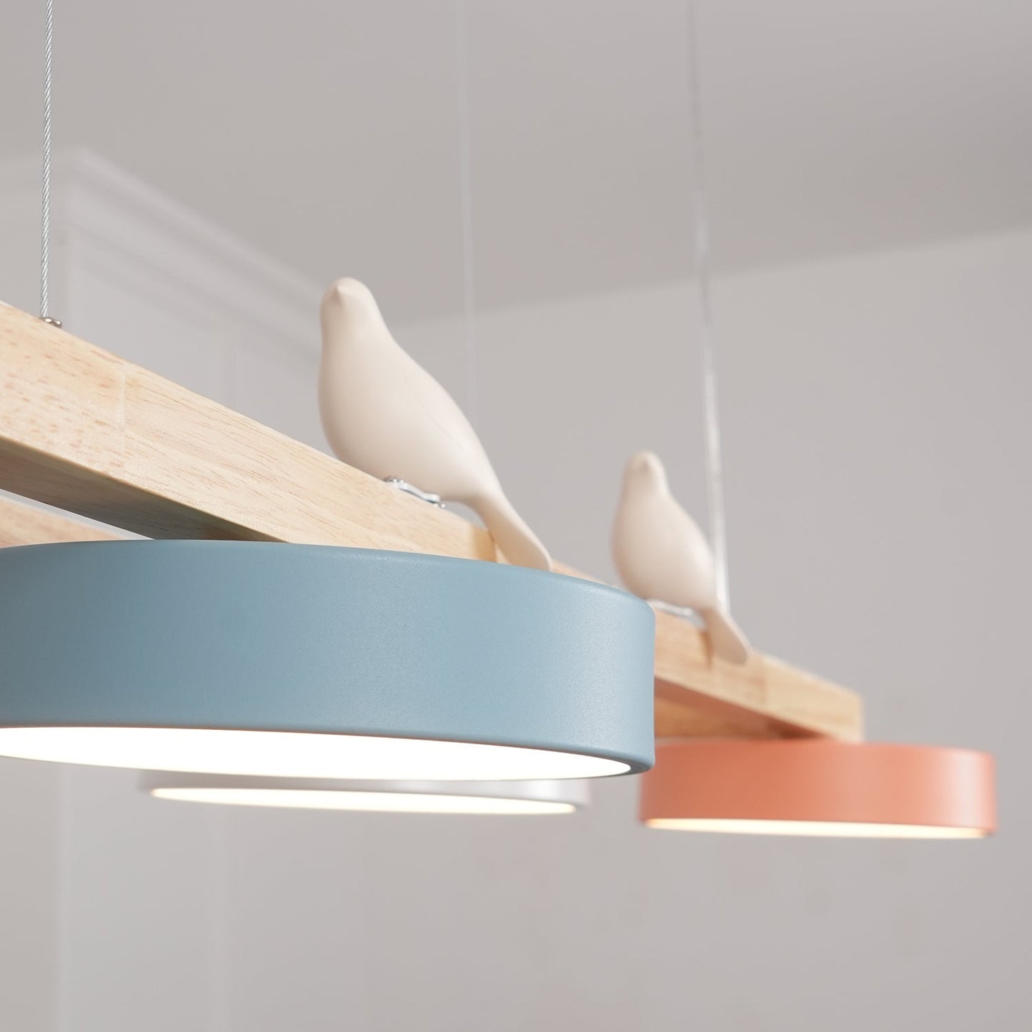 Vogel-Kronleuchter, Holzbalken, Metall, Acrylharz, integrierte LED, helles weißes Licht