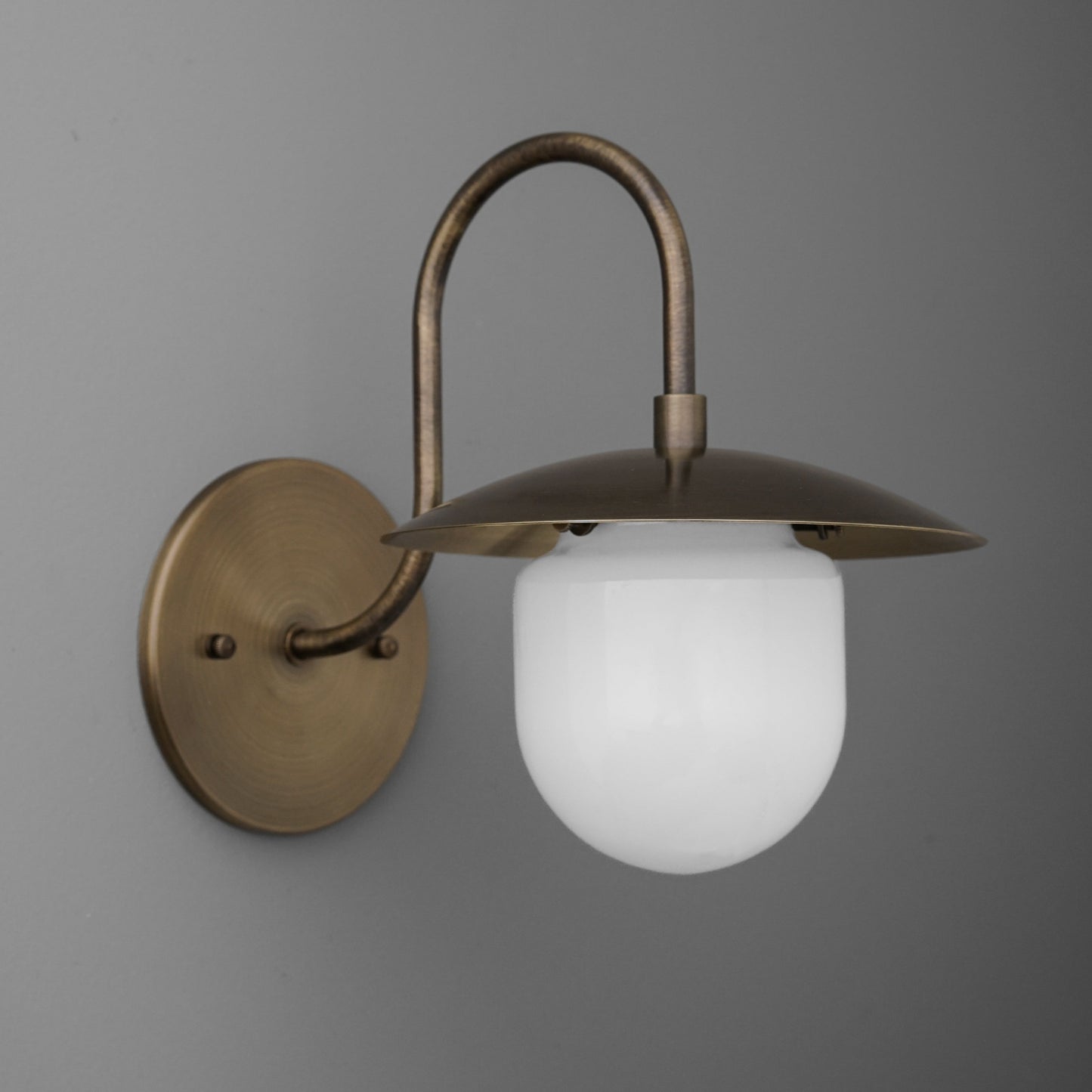 Curva Metal Arched Brass Wall Sconce - Elegant Metal Light for Modern Interiors