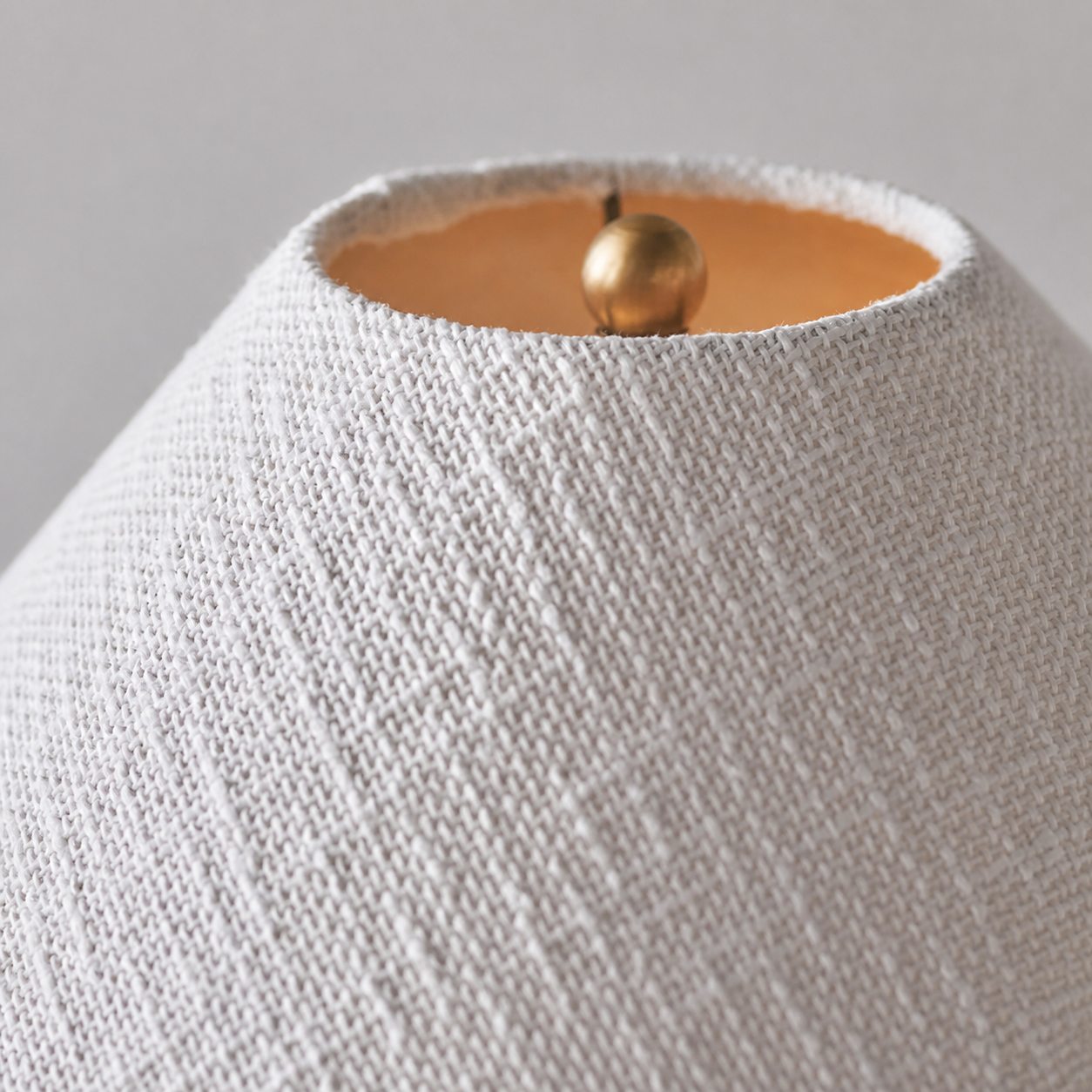 Ceruna Tischleuchte mit kegelförmigem Schirm – Eleganter Stoff für Wohnzimmer und Eingangsbereich