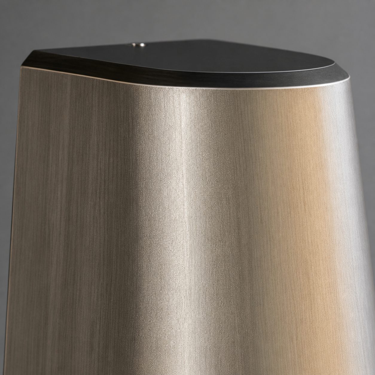 Minimalistische Wandlaterne von Rivathis aus Metall in Zinnoptik – Stilvolle Verandaleuchte, ideal für Eingangsbereich oder Garten