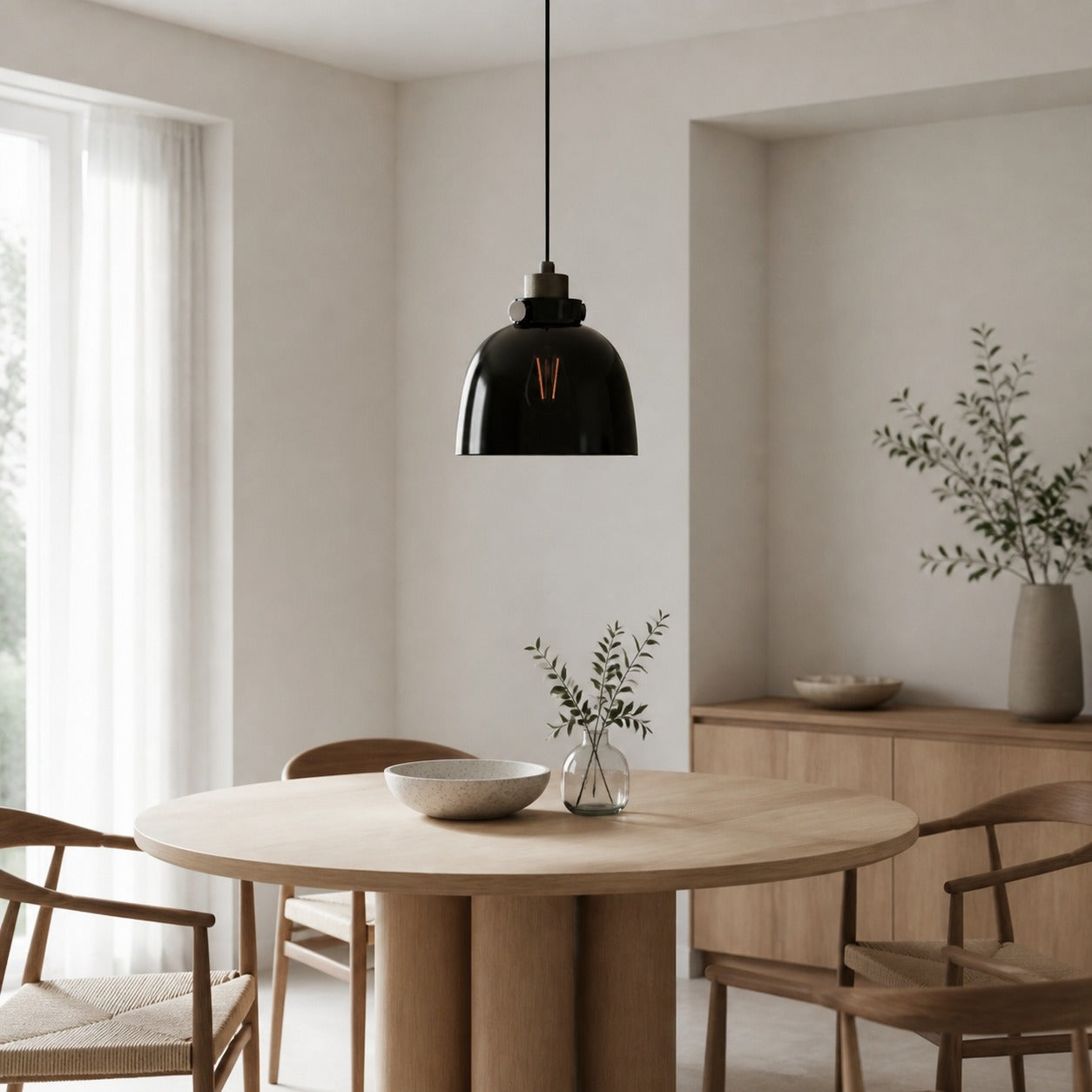 Pendelleuchte aus getöntem Glas von Readium – minimalistischer, verstellbarer Kuppelschirm für Kücheninsel und Esszimmer
