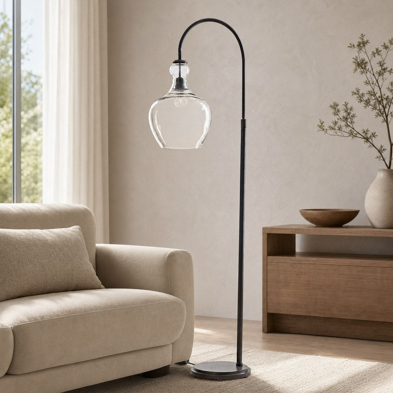 Lawson Stehlampe aus recyceltem Glas – einzigartige Aluminiumbeleuchtung mit Messing-Finish