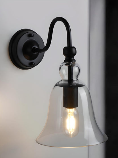 Moderne Wandleuchte im Industriestil mit Uhr und klarem Glas