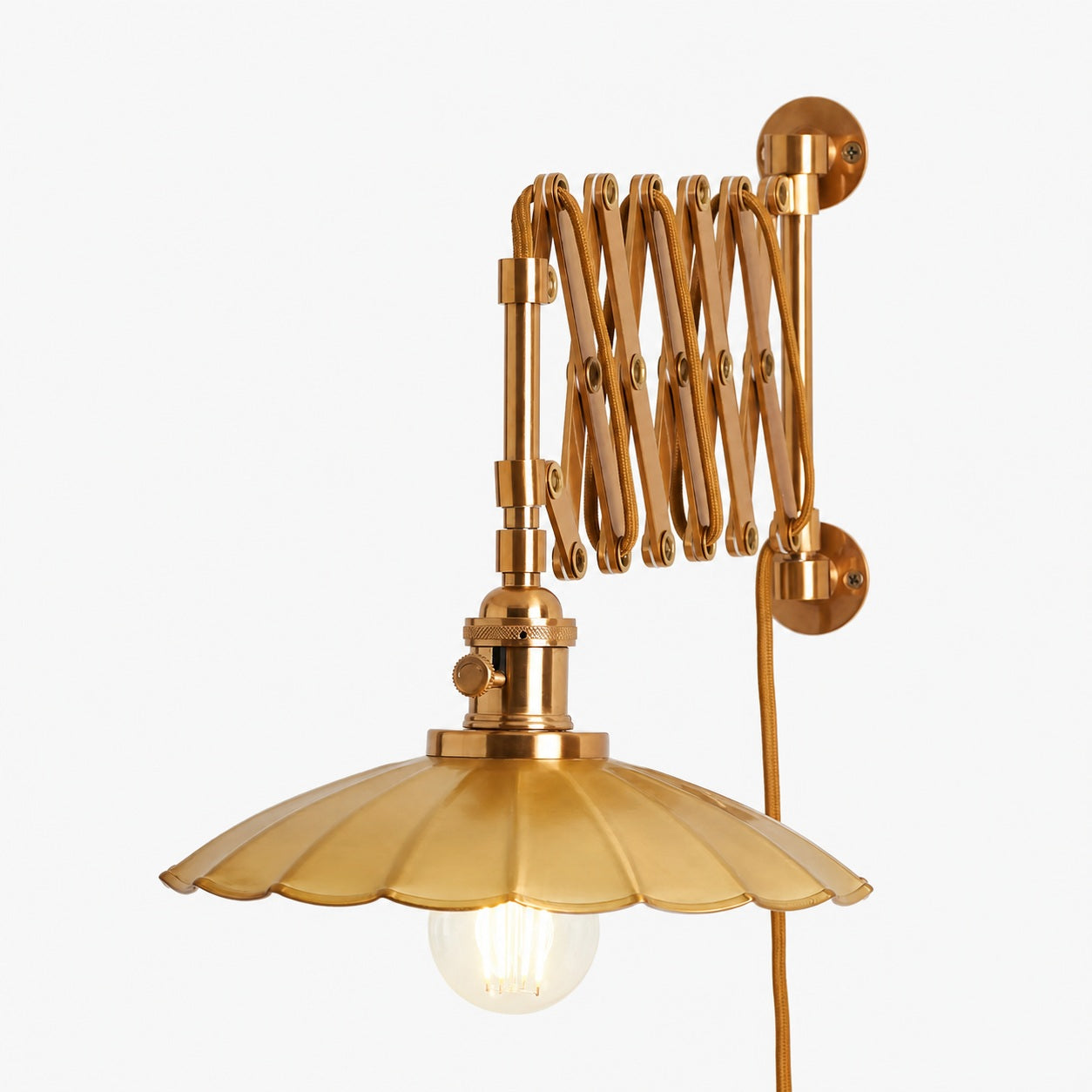 Furium Scalloped Accordian Plug-In Sconce - Messing Wandleuchte Elegance