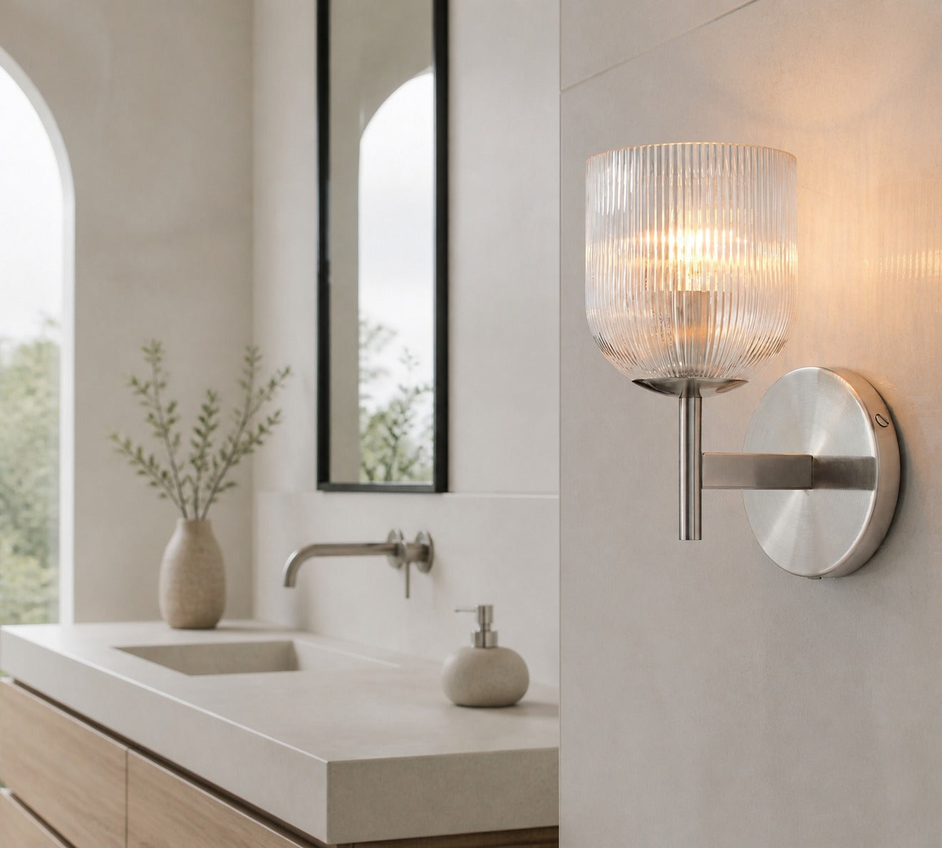 Bravira Wandleuchte aus geripptem Glas – Wandleuchte aus Metall mit klarem Glasschirm