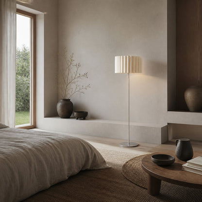 Velura Stehleuchte – Beige Leinenschirm und Metallgestell