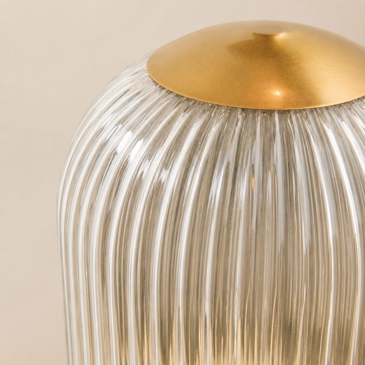 Bravira Strukturierte Glas Tischlampe mit klarer Leinen Schirm in zeitgemäßem Design für Wohnzimmer oder Homeoffice