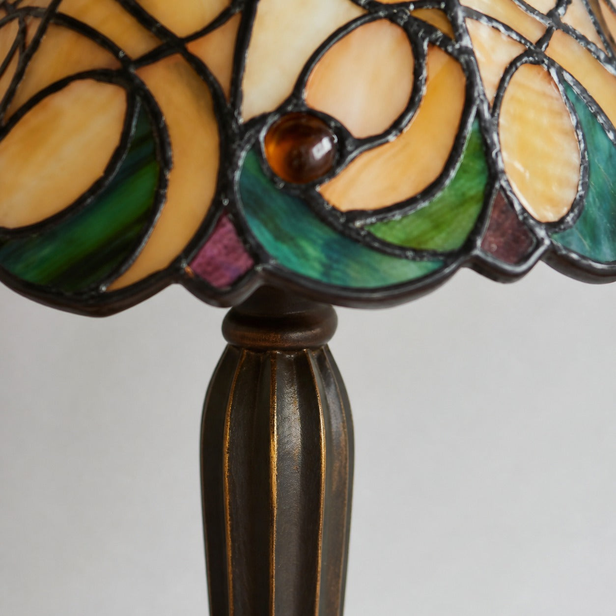 TF Jamelia Klassische Tischleuchte aus Buntglas – Handgefertigte Glasleuchte fürs Schlafzimmer