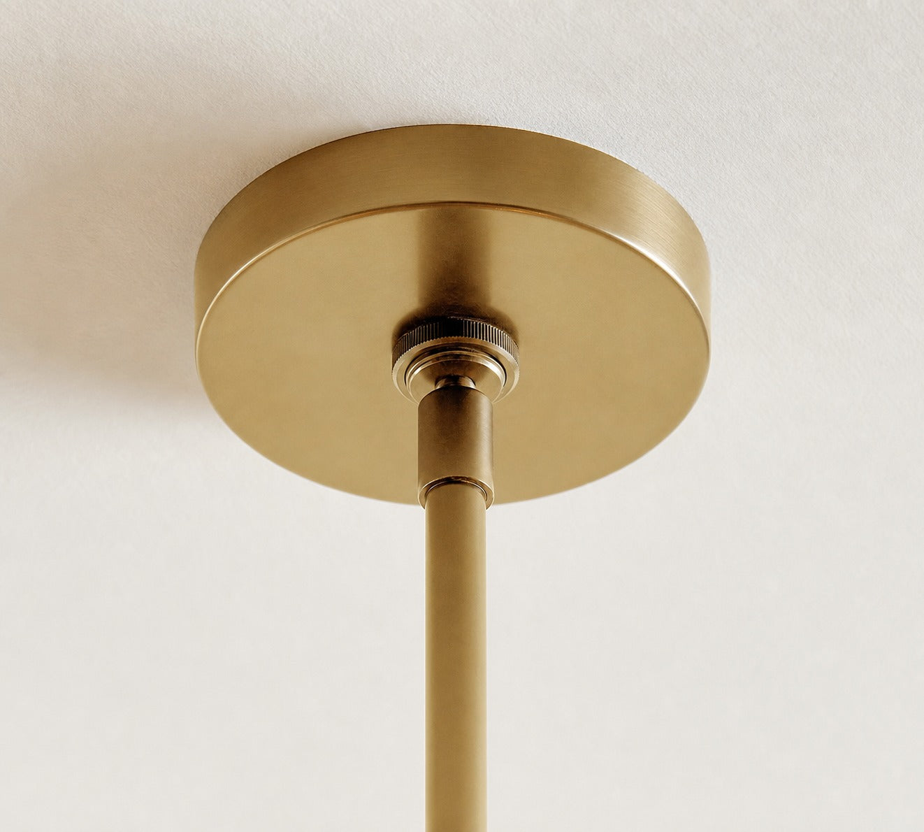 Lumora Kristall-Pendelleuchte – Elegantes Trommelmessing und geschliffenes Glas