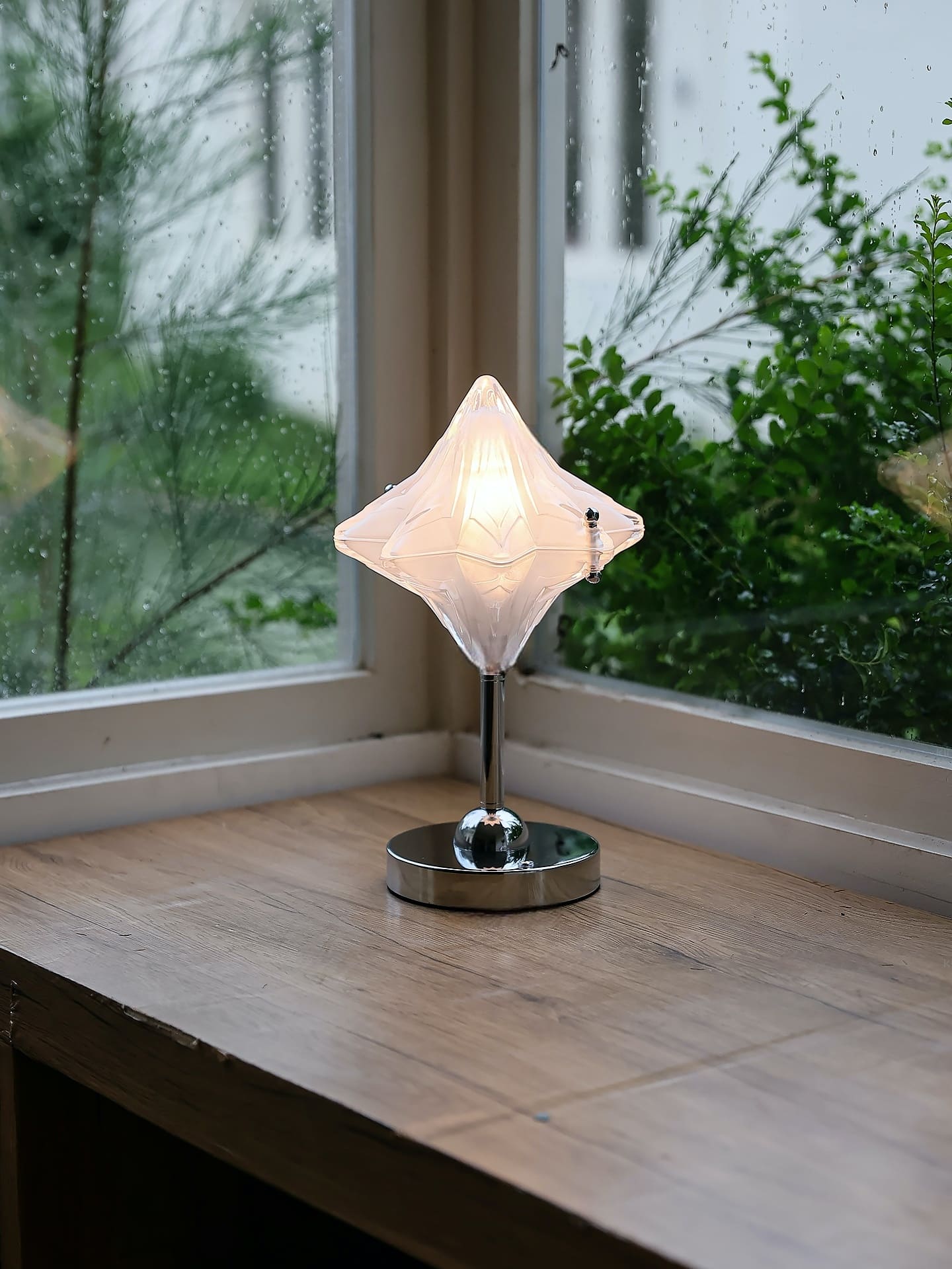 Art Deco Star Table Lamp - Frosted Glass Light for Modern Bedrooms - Astris Lyra