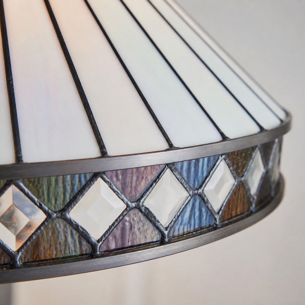 TF Fargo Geometrische Tiffany-Lampe – Akzentbeleuchtung aus bernsteinfarbenem und cremefarbenem Glas für Schlafzimmer oder Arbeitszimmer