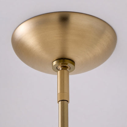 Die elegante ovale Pendelleuchte Ovalitus sorgt für stimmungsvolles Licht an der Kücheninsel.