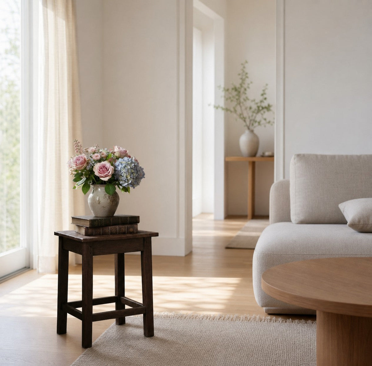 Glorica Wandleuchte aus Glas und Messing – mattierte Kugel, klassisches Licht für warmes Ambiente